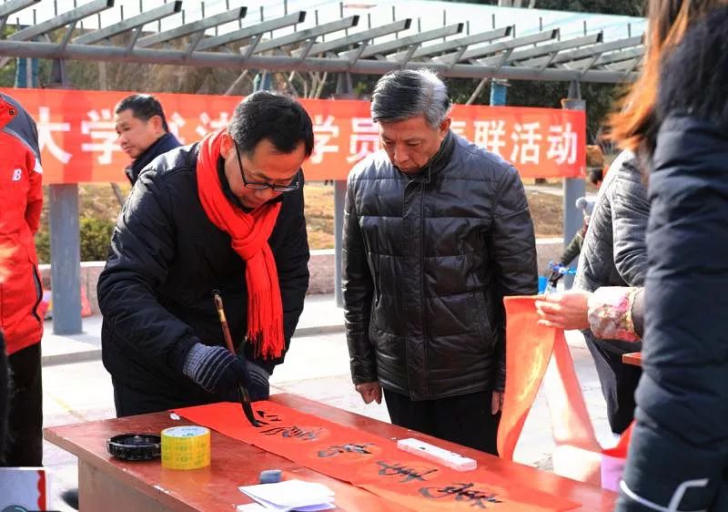 汉南区老年大学书法班成员自发上街为市民义务写春联