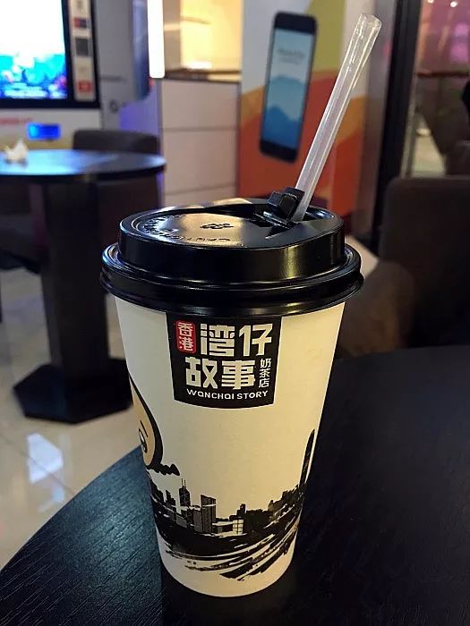 店内的墙壁上贴着老香港的壁纸,蛮像香港街头奶茶的风格.