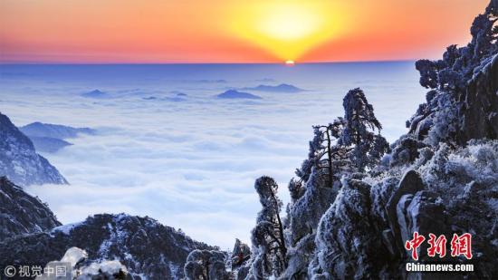 资料图:安徽黄山"黄山五绝"之一的冬雪美景.( 方立华 摄 视觉中国)