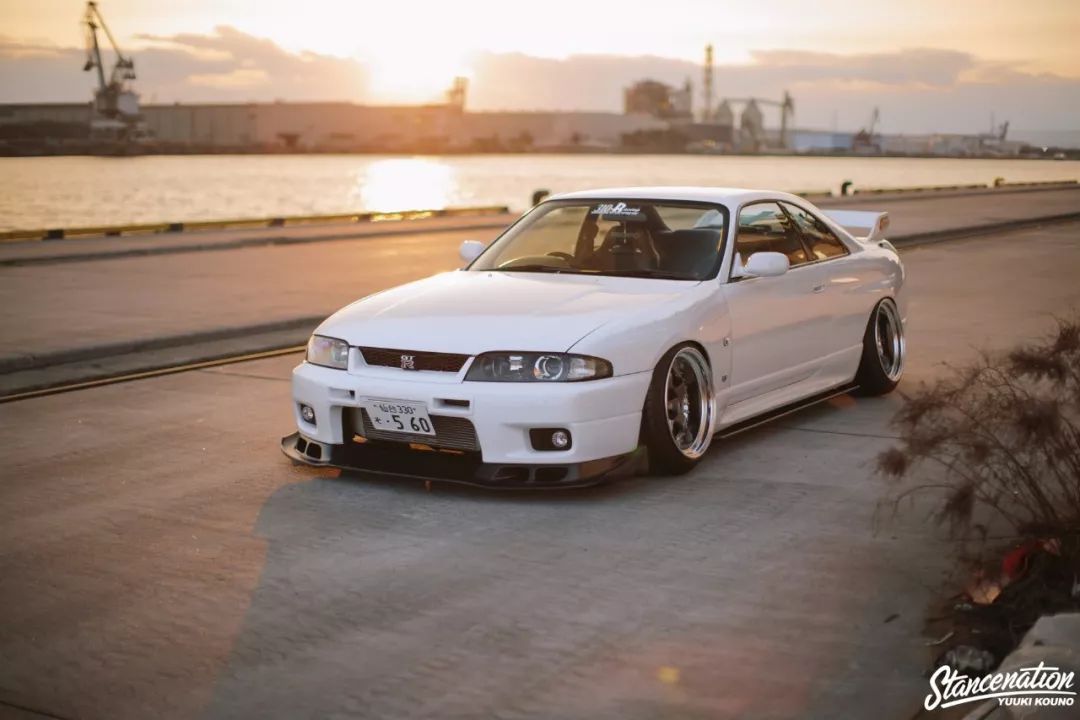 "日本的骄傲"日产 skyline r33 gtr 不改动力改姿态,能用颜值秒杀,何