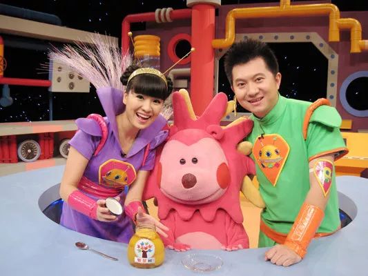 红果果&绿泡泡 央视少儿频道主持人,从2003年开始,主持儿童节目《智慧