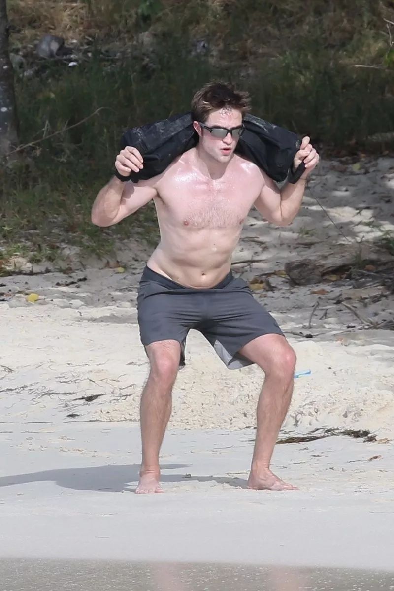罗伯特·帕丁森海边健身被拍 裸上身秀腹肌!