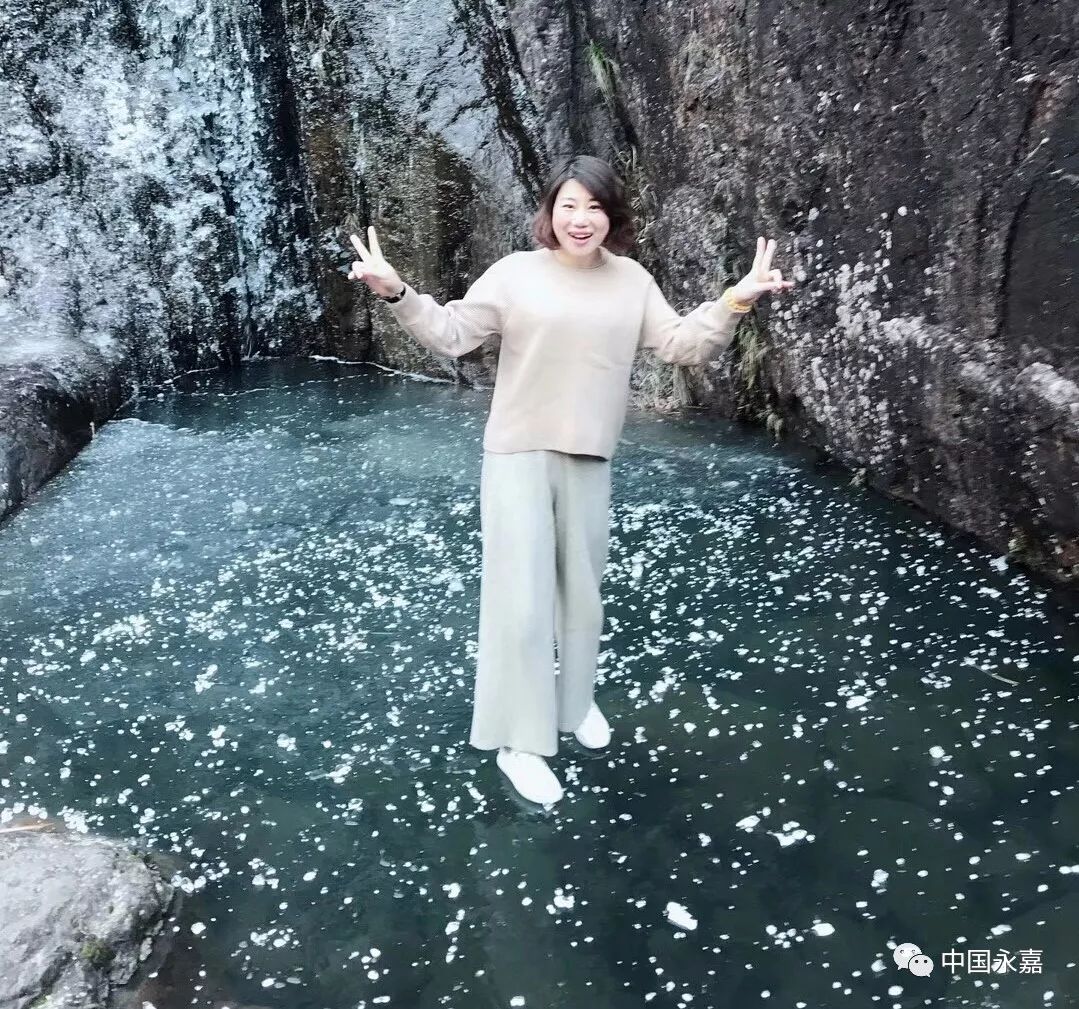 永嘉冻出新高度,到处结冰,美女可以直接站在冰面上