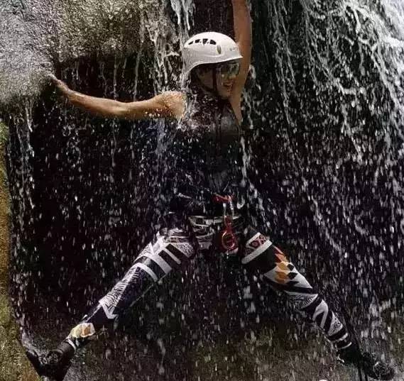 冬泳美女叶问获选十大健身人物比基尼雪中游美哭了