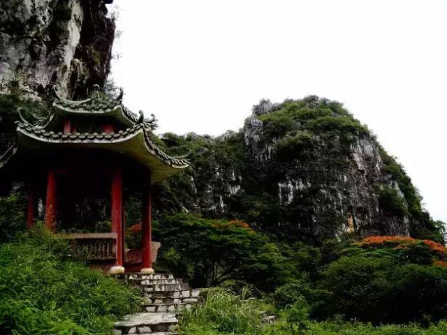 旅游 正文 通真岩又名"刘三妹歌台",相传唐景隆年间,广西贵县刘三姐与