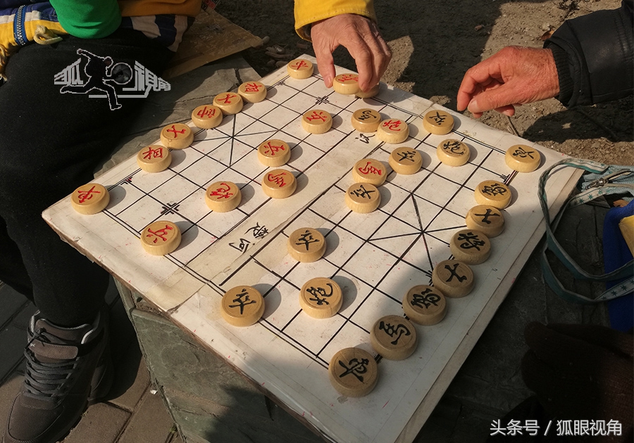 两位八十老人街头寒风中下象棋连战六七个小时饿了喝口白酒