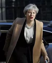 英首相梅姨的时尚密码 | 她首先是个爱美的女人, 其次