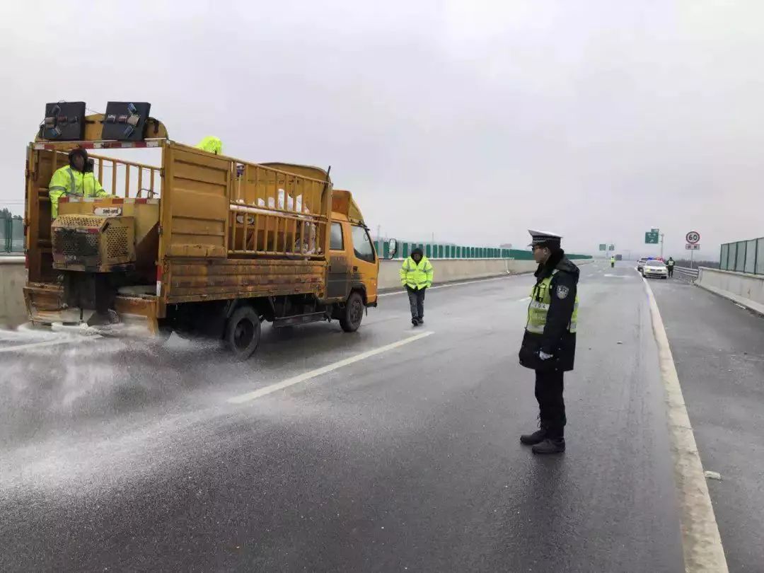 阿岗方向,从得等村以上,道路严重结冰,不汽车 正文 江召高速公路罗平