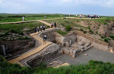 元上都遗址双虎咬斗纹银饰件伫立羚羊形青铜杖首三彩骆驼青釉剔花