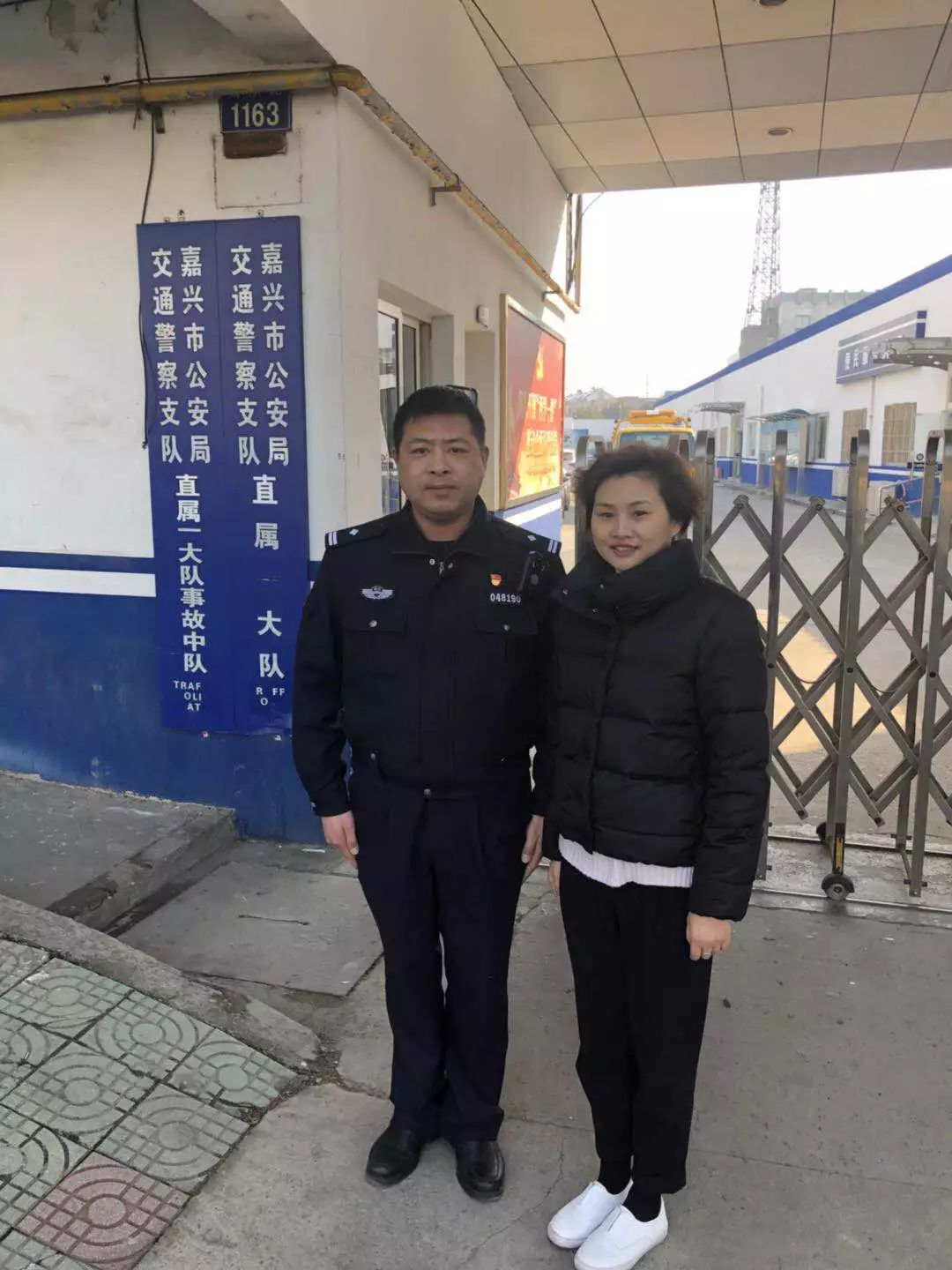 (吴警官 左一)