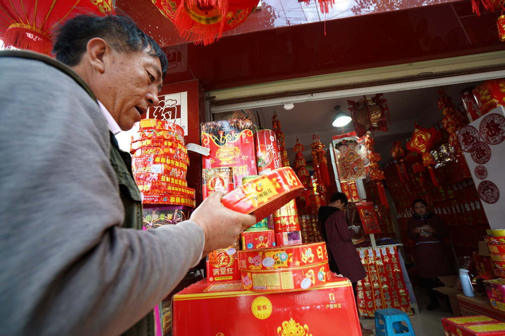 大理春节见闻:集市采风遇办年货老何,看看剑川白族人怎么过年