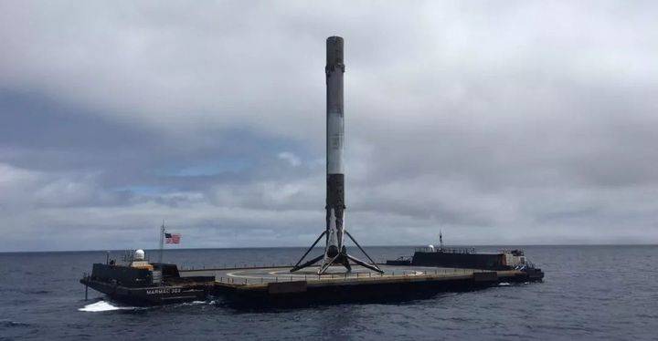 首飞成功!spacex "重型猎鹰"登顶世界运力最强运载火箭