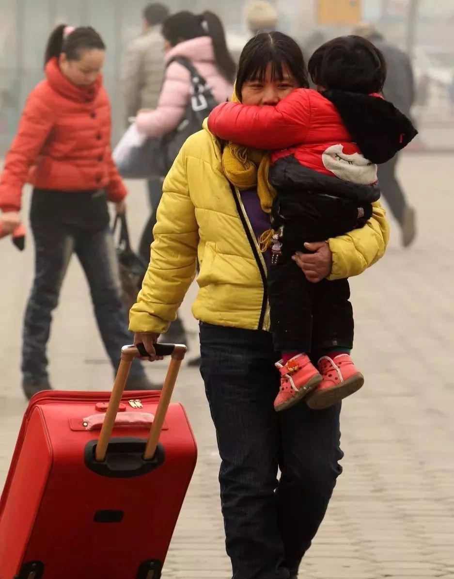 春运最苦最累是母亲,要抱孩子扛行李,一路上还得照顾