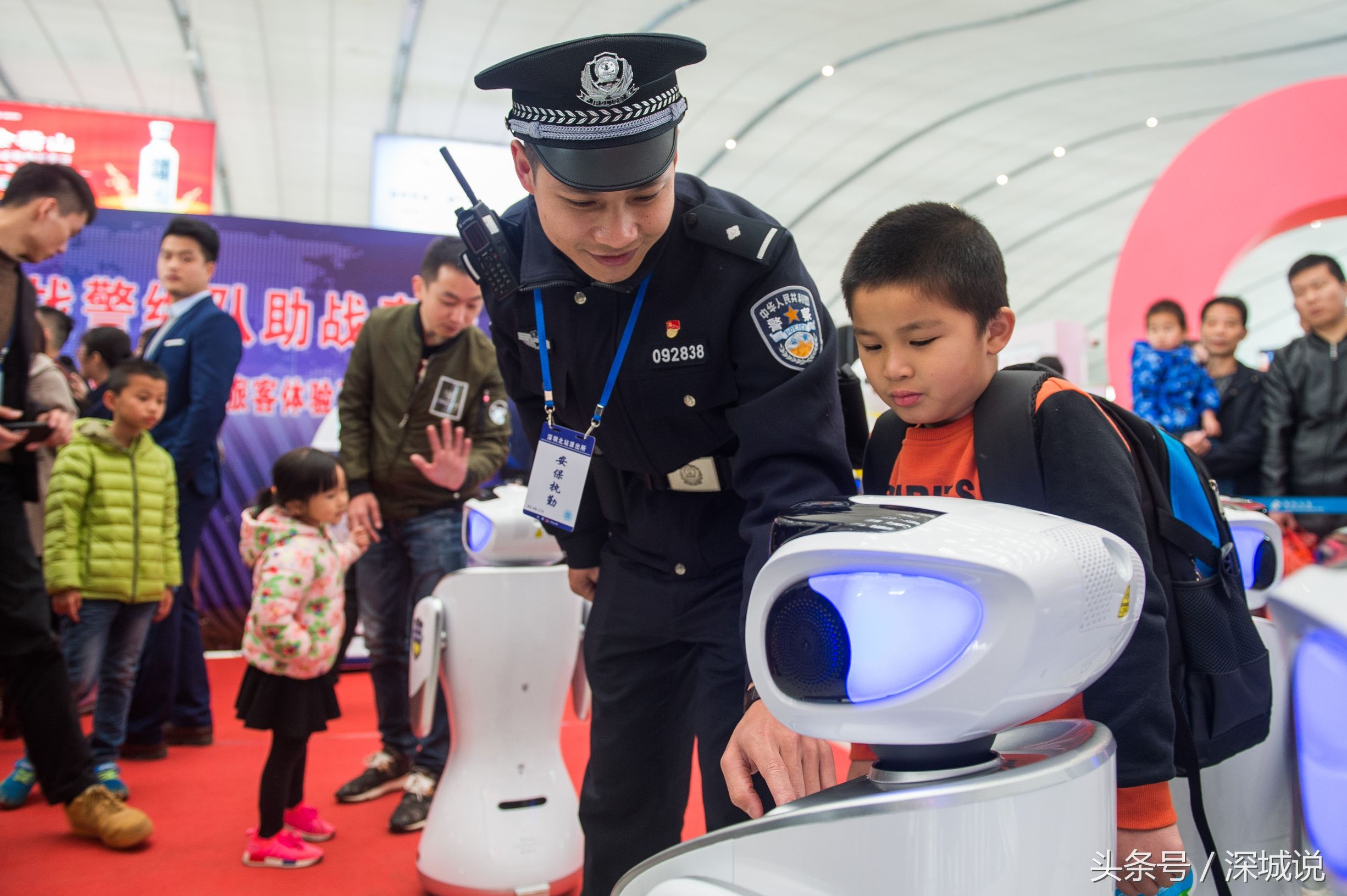 深圳北站机器人警察编队今上线除了服务旅客它还会抓坏蛋