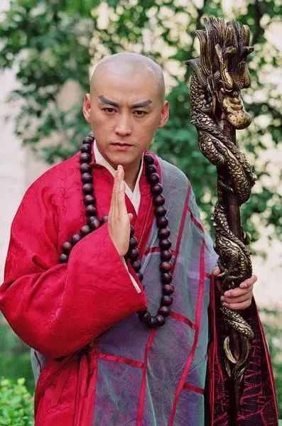 这部电视剧《白蛇传》里的法海是 刘小峰, 无一例外, 紫檀大佛珠是