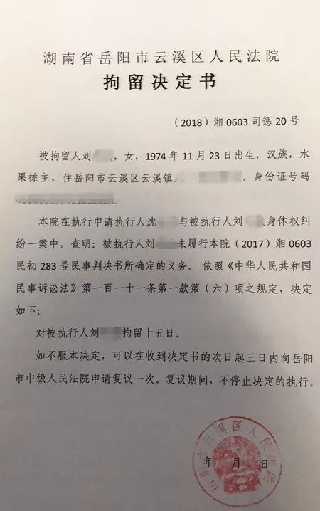 某在相邻摊位上做生意,两人因摊位划界问题发生争执,进而引发斗殴行为