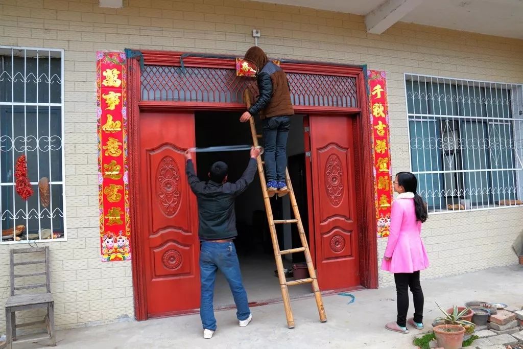 导读 春节贴春联的同时,会贴上 福字和门神,这两种都有着各自的寓意