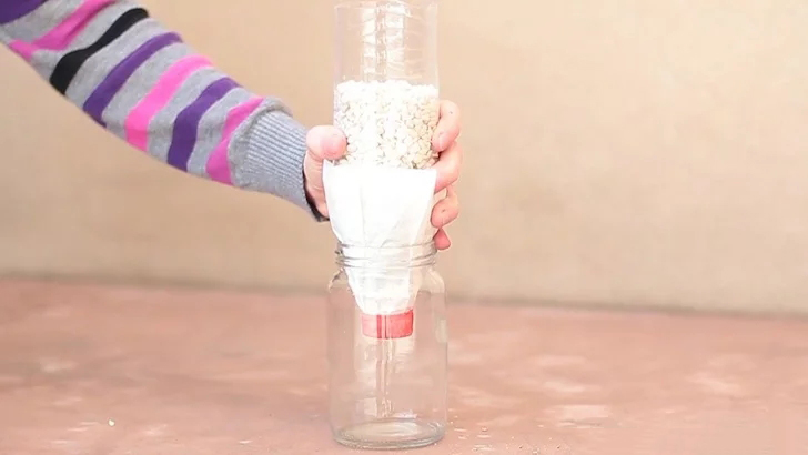 用塑料瓶自制滤水器的方法