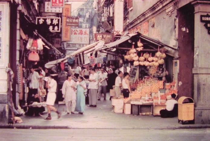 上世纪50年代的香港街拍:奔跑的黄包车 旗袍与西装同框