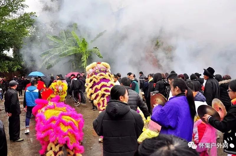 太阳冰乐队以及蓝天乐队参与晚会演出齐贺马宁镇姚塘村高岗居太祖升座