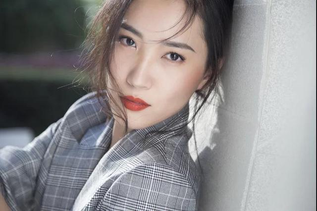 闫鹿杨唯美写真曝光烈焰红唇演绎别样性感