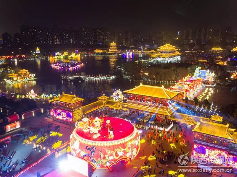 安曲江大唐芙蓉园南门夜景(记者 袁景智 摄)