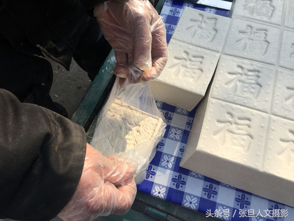 集市上卖豆腐的生意红火有窍门 豆腐上刻了一个字就解决