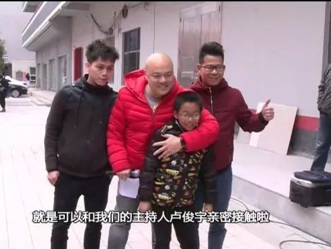 来到九江酒厂的发车仪式主舞台 瞬间就像来到了 "卢俊宇粉丝见面会"