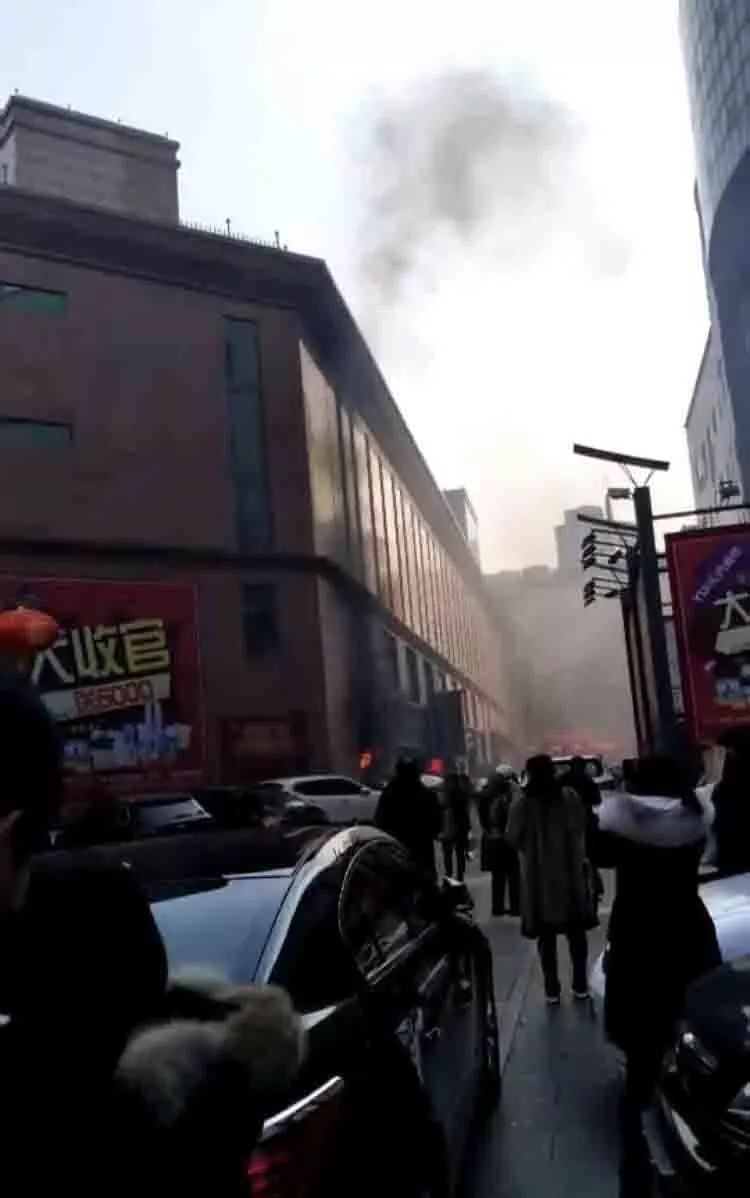 鞍山四隆广场发生火灾,现火情已经得到控制!