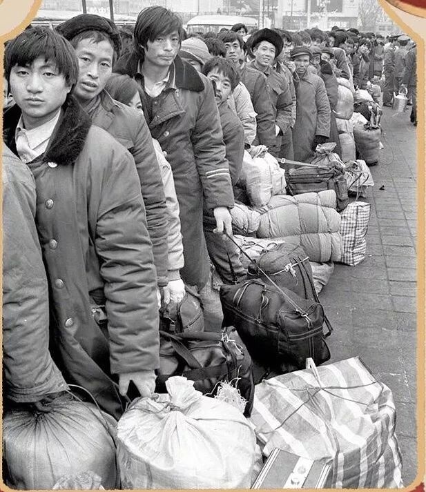1994年,在北京的打工者拿着蛇皮袋,在站前广场排队等候上车.