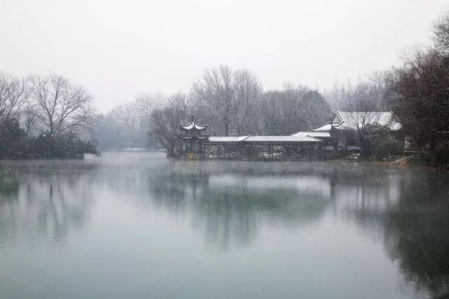 杭州西湖的雪景就像一幅水墨画 让人心生向往.