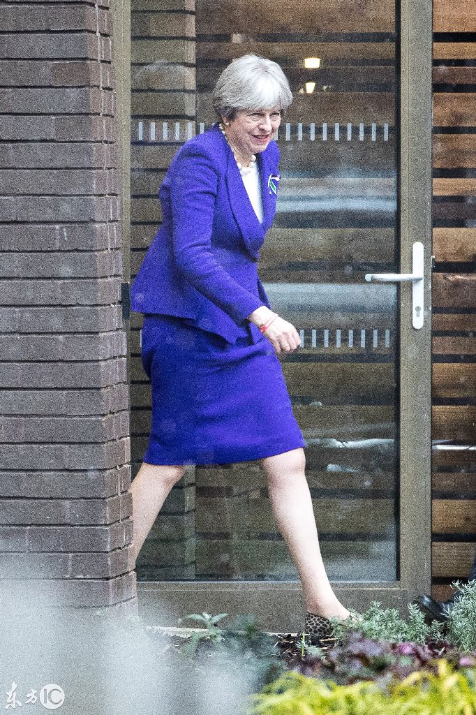 英国首相特蕾莎-梅出街 一袭蓝色职业装引来高回头率气色满分