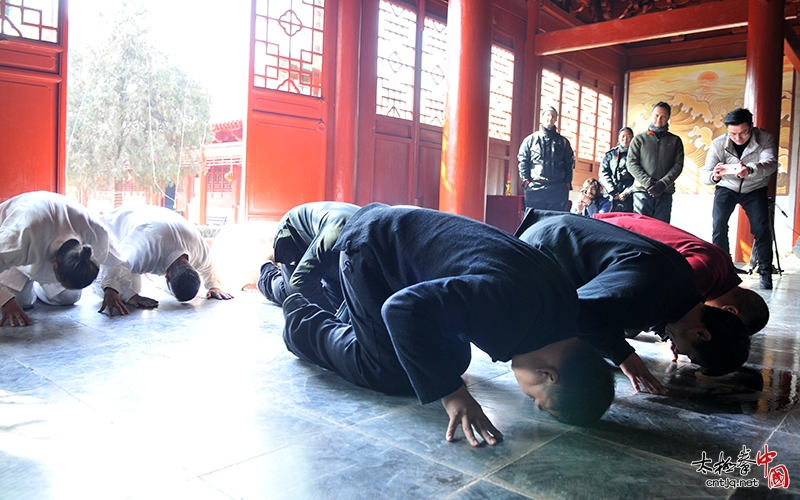 贝图师父携新入门弟子集体祭拜太极拳先祖