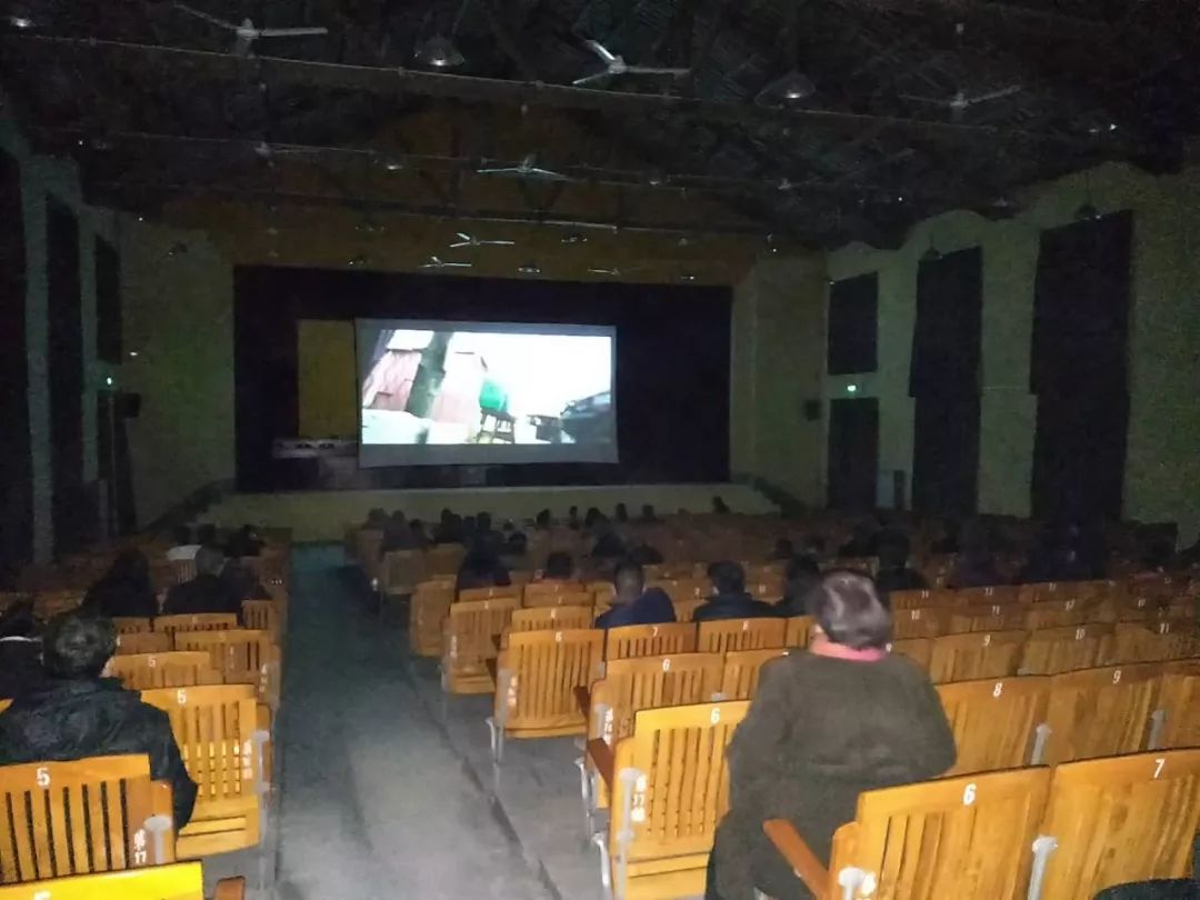 蛟洋大礼堂数字电影院刚安装完毕,昨晚举行首映式!