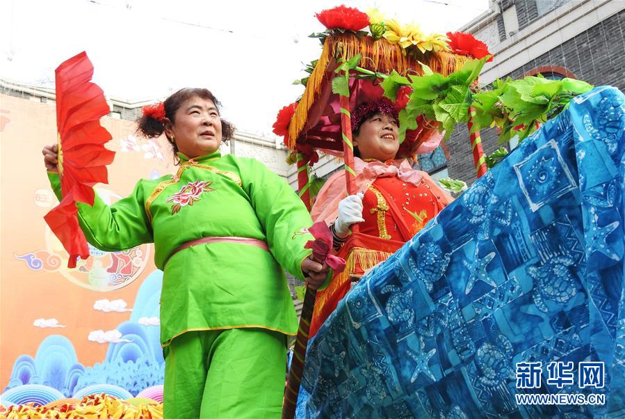 2月8日,在江苏省连云港市海州区新浦广场,民间艺人在表演花船.