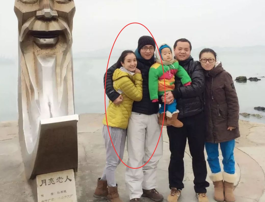 左起林好,伏伟峰夫妻二人她的丈夫伏伟峰,是中央戏剧学院表演系讲师