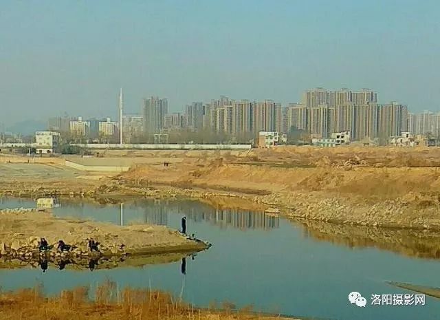 冬日天气晴好闲走洛河滩身边的洛阳风景