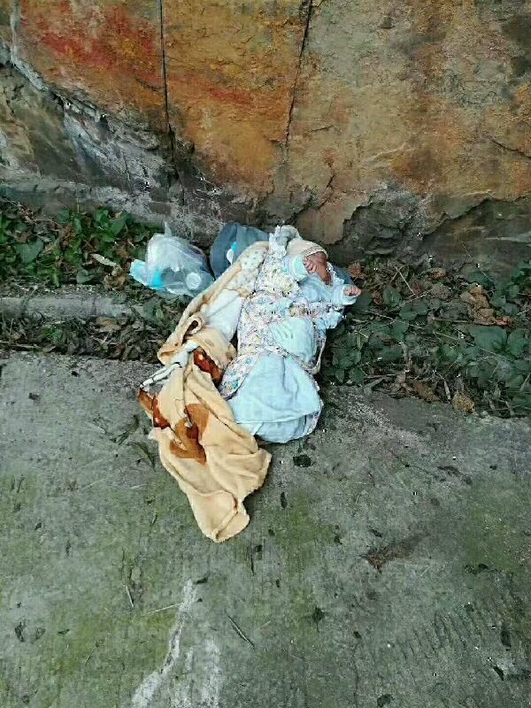 宜宾珙县一路口处发现一男性弃婴!仅有两三个月大!