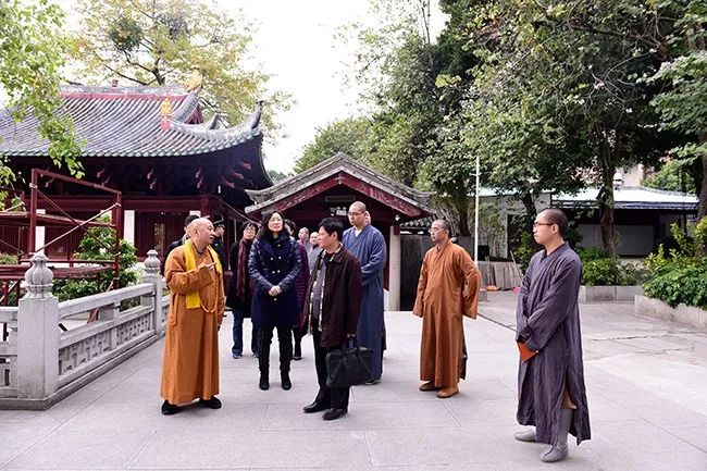 广州光孝寺方丈明生大和尚,副寺宽德法师,消防安全负责人光森法师陪同