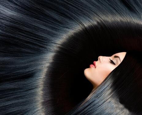 乌黑的秀发很影响颜值的打分