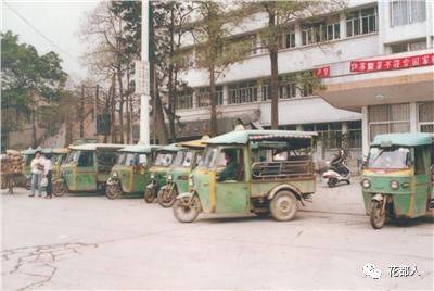 上个世纪90年代,花都的公共交通不是很完善,市民的出行很多是靠"三脚