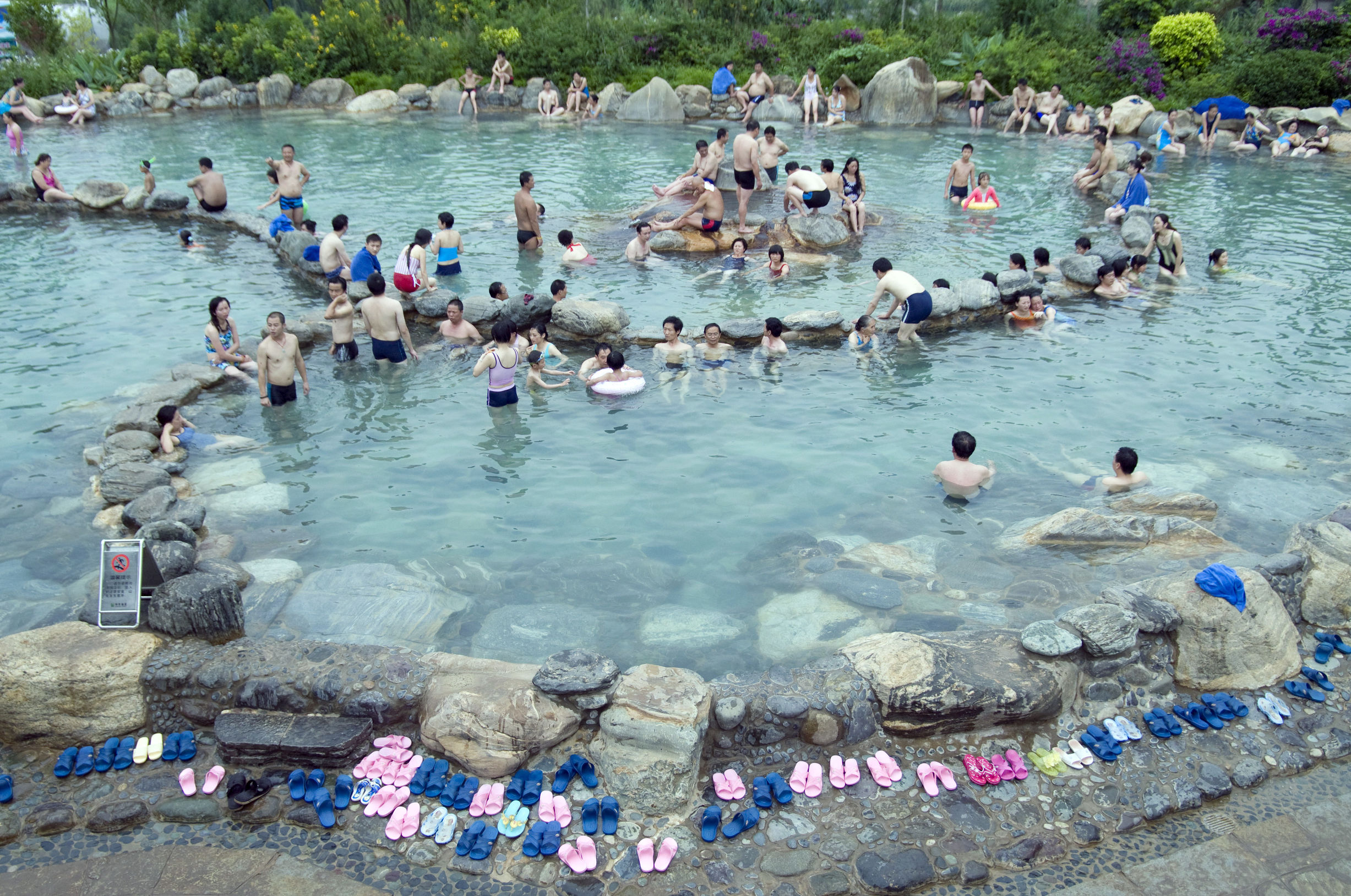 梅花温泉位于云南红河弥勒,古称碧玉温泉,后以县城西梅花寨得名.