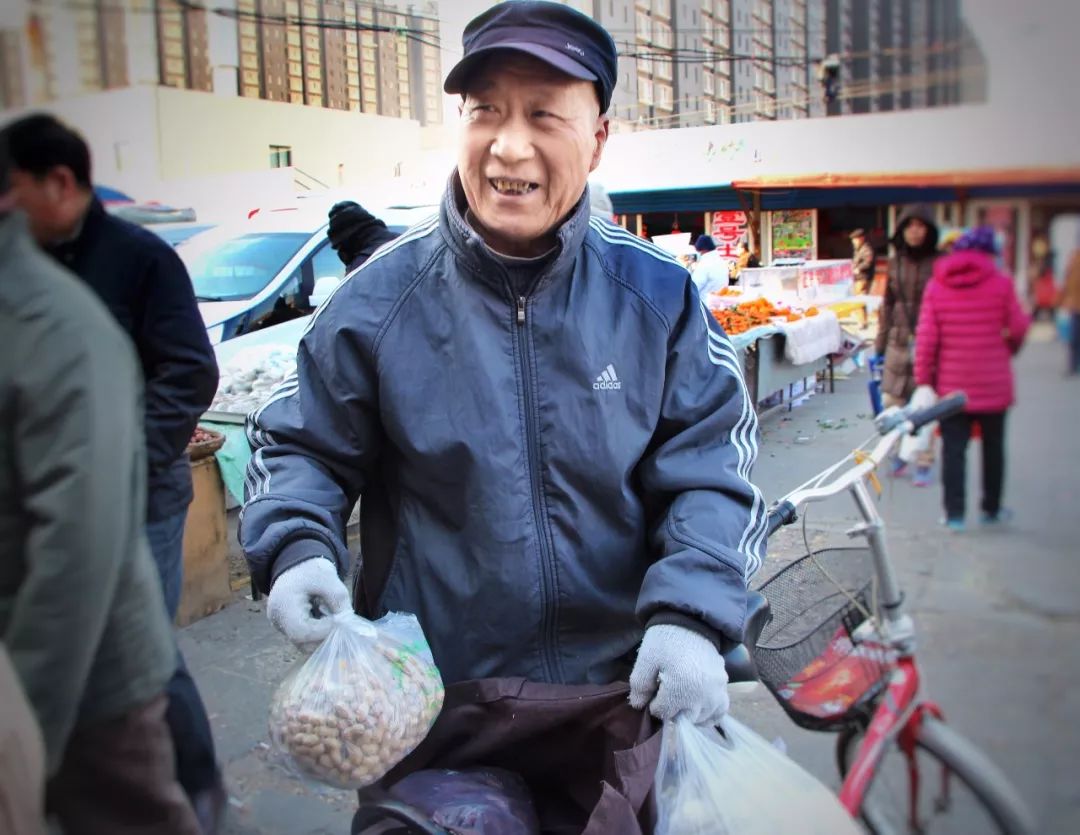 寻找通州年味丨实拍采买年货的人们，看看都备了啥、送给谁 8612