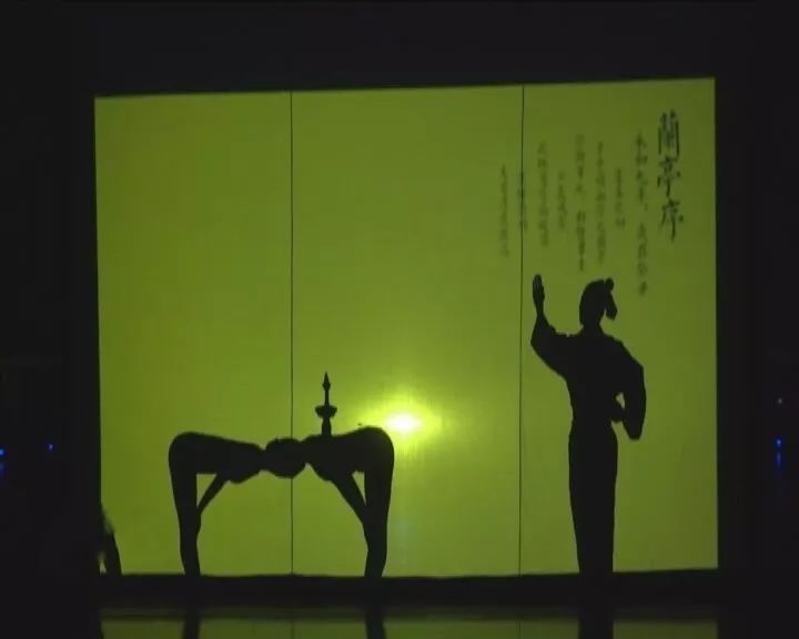 影子舞《兰山印象》,用一种特殊的舞蹈艺术表现手法,向现场观众展示了