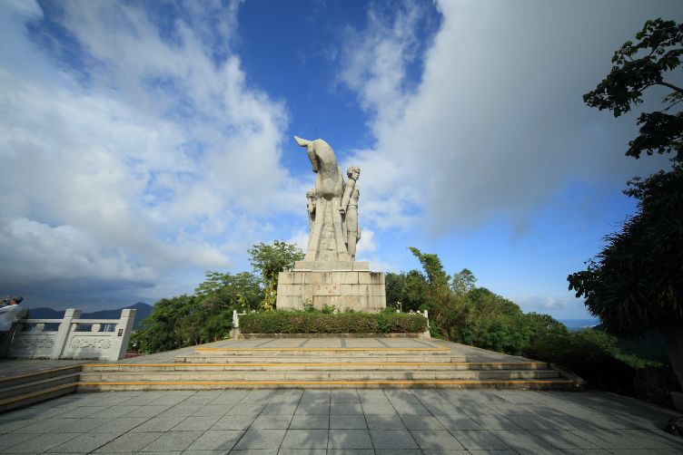 抬头望,根据这个美丽爱情传说而建造的海南全岛最高雕塑"鹿回头"已