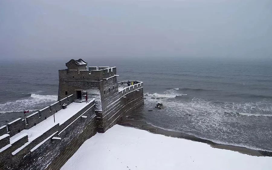 被皑皑白雪覆盖的老龙头