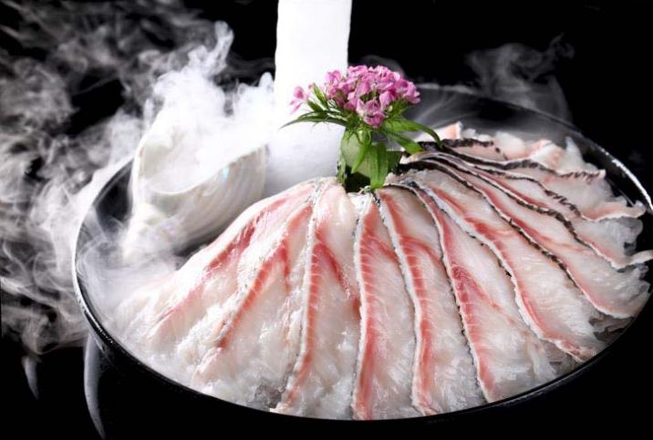 鲜切乌鱼片 超级营养的乌鱼也是必须要试的,不管是煮在什么锅底里面