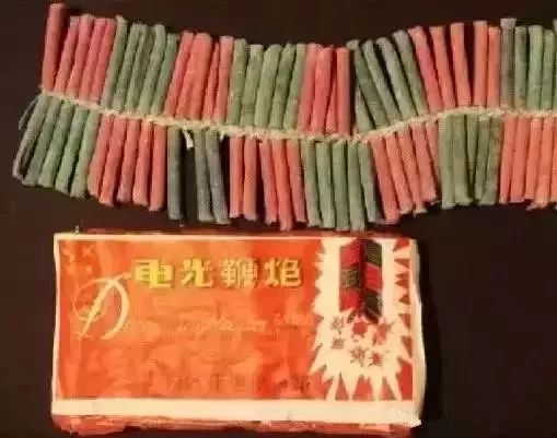 文化 正文  那时候的鞭炮,拆开来放,年底守着卖鞭炮的小摊儿,摔炮