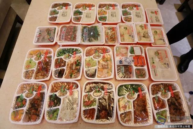 2月7日拍摄的18种高铁餐食套餐.千龙网记者 陈健男摄