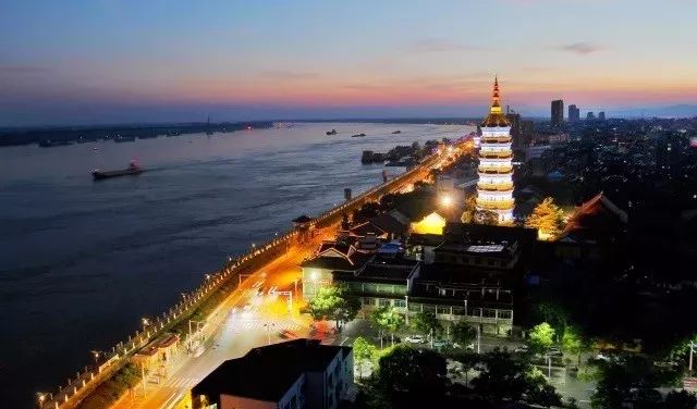 安庆的江边夜景,流光溢彩